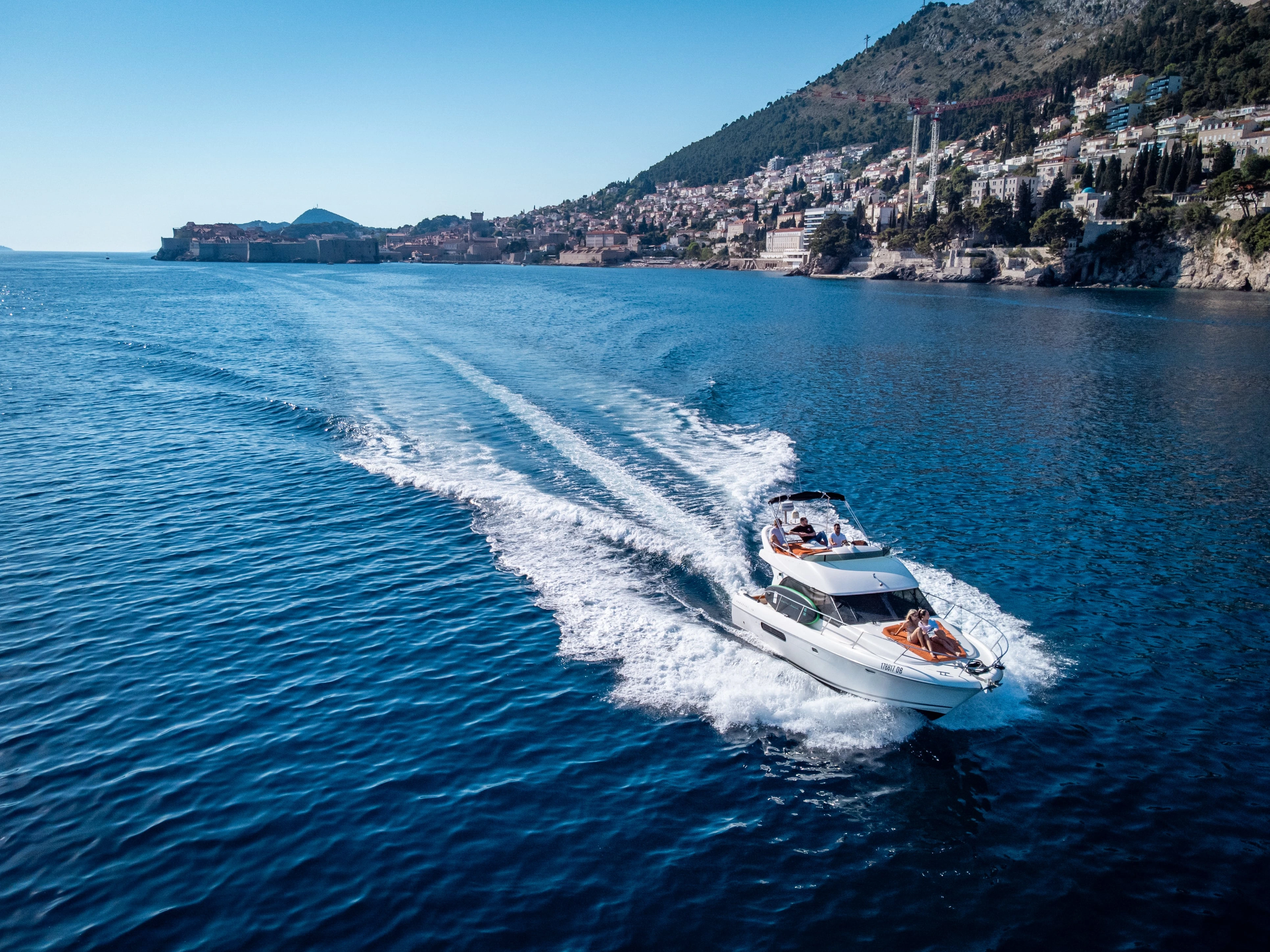 Yacht Prestige Fly 36 guests enjoying the charter