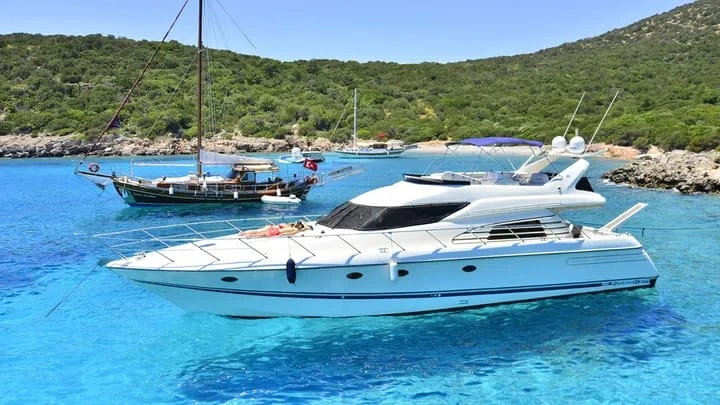 Sunseeker 62 Manhattan at anchor